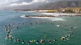 Homenaje en la espuma: Surfistas de La Guaira despiden en el mar a sus compañeros tras los sismos