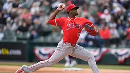 Bombazo en la MLB: Los Azulejos adquieren al lanzador José Soriano desde los Ángeles