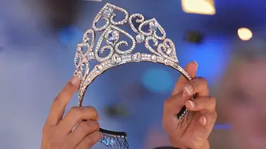 Despojan a reina de belleza de su corona por comentarios racistas Despojan a reina de belleza de su corona por comentarios racistas