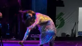 Gloria Trevi sufre aparatosa caída durante concierto en México