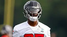 NFL: El escándalo policial que deja a los Falcons sin su estrella defensiva