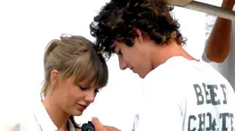 Exnovio de Taylor Swift es buscado por Rusia tras acusarlo de “mercenario”