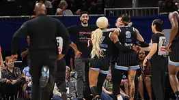 Escándalo en la WNBA: Enes Kanter es expulsado de un partido tras encarar a jugadora de las Chicago Sky