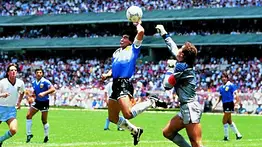 El balón de la "Mano de Dios" y el "Gol del Siglo" se subasta por más de $3 millones
