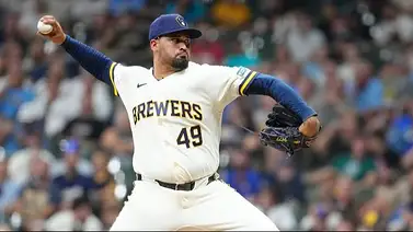 MLB: Antonio Senzatela brilla desde el montículo con el uniforme de Milwaukee MLB: Antonio Senzatela brilla desde el montículo con el uniforme de Milwaukee
