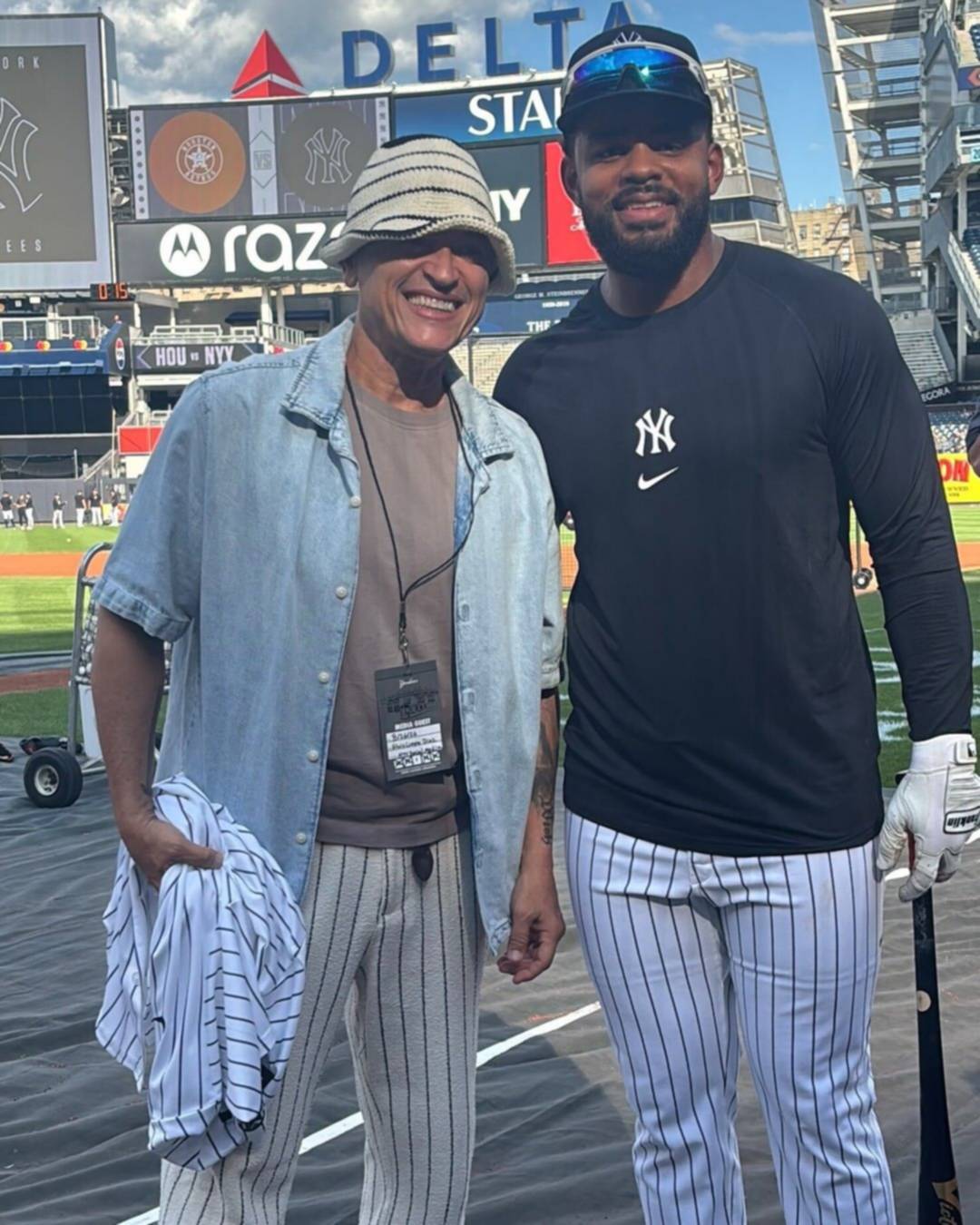 Elvis Crespo llega al Yankee Stadium antes de su gran show en Nueva York