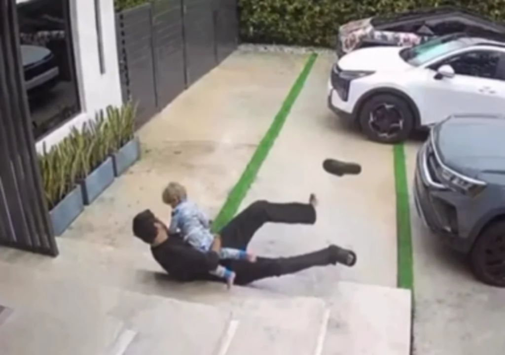 Jonathan Moly sufrió aparatosa caída y con su hijo menor en brazos