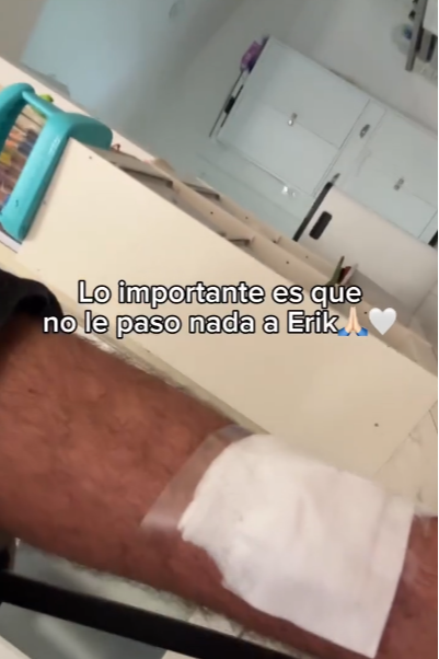 Jonathan Moly sufrió aparatosa caída y con su hijo menor en brazos