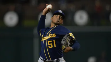 MLB: ¿El dominicano Freddy Peralta el único pitcher capaz de detener a Phillies?