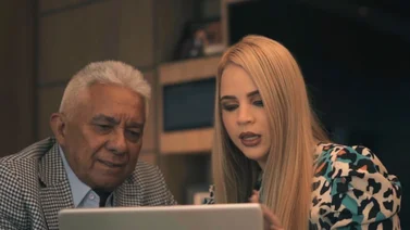 Reynaldo Armas y Yenifer Mora presentan una versión inolvidable de “Amor de peluche”