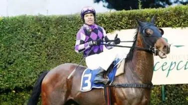 Este jinete venezolano se cae en un hipódromo de Chile Este jinete venezolano se cae en un hipódromo de Chile