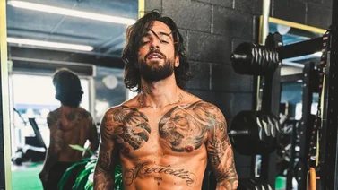 Maluma soltó la manguera mientras se bañaba y busca a quién “apagarle el incendio” (+Fotos)