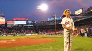 MLB: Niña venezolana canta el himno estadounidense en el Fenway Park (+ Video)