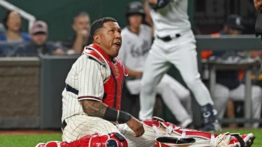 MLB: Salvador Pérez sale del juego tras ser golpeado por "foul" de José Altuve (+Detalles)