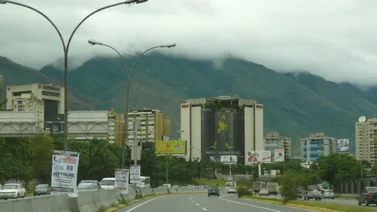 ¡No la para nadie! Señora mayor recorre las calles de Caracas de una forma bastante divertida (+Video)