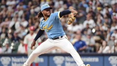 MLB: Conoce el mal récord del dominicano Freddy Peralta vs Cardenales de San Luis
