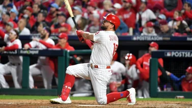 MLB: ¡Una grosería de batazo! Kyle Schwarber sacó la bola del estadio en Atlanta (+Vídeo)
