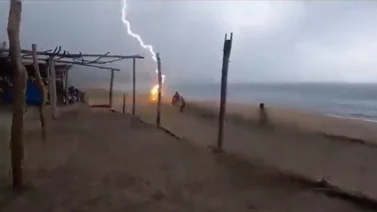 ¡Impresionante! Graban momento exacto en el que un rayo alcanza a dos personas en México (+Video)