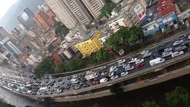 Calles y autopistas se mantienen congestionadas por las fuertes lluvias (+Video)