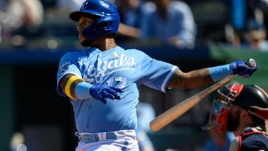 MLB: Boricua Nelson Velázquez conectó largo jonrón para la causa de Kansas City (+Video)