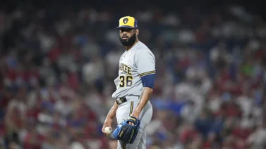¡Otra vez! MLB castiga a lanzador dominicano de Cerveceros de Milwaukee por uso de sustancias prohibidas