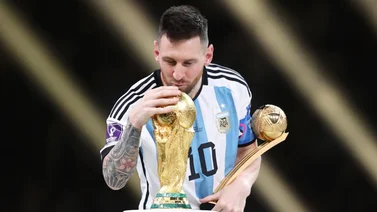 ¡Ay papa! Hombre le planta tremendo beso a Lionel Messi y así fue su reacción: ¿le gustó?