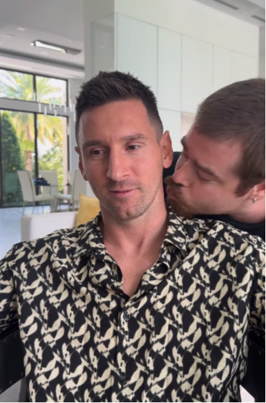 ¡Ay papa! Hombre le planta tremendo beso a Lionel Messi y así fue su reacción: ¿le gustó?