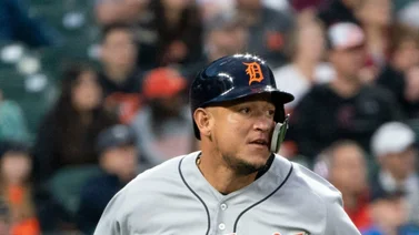 MLB: ¡Qué cierre de carrera! Miguel Cabrera conecta doblete y empata a este legendario en ese renglón histórico (+video)