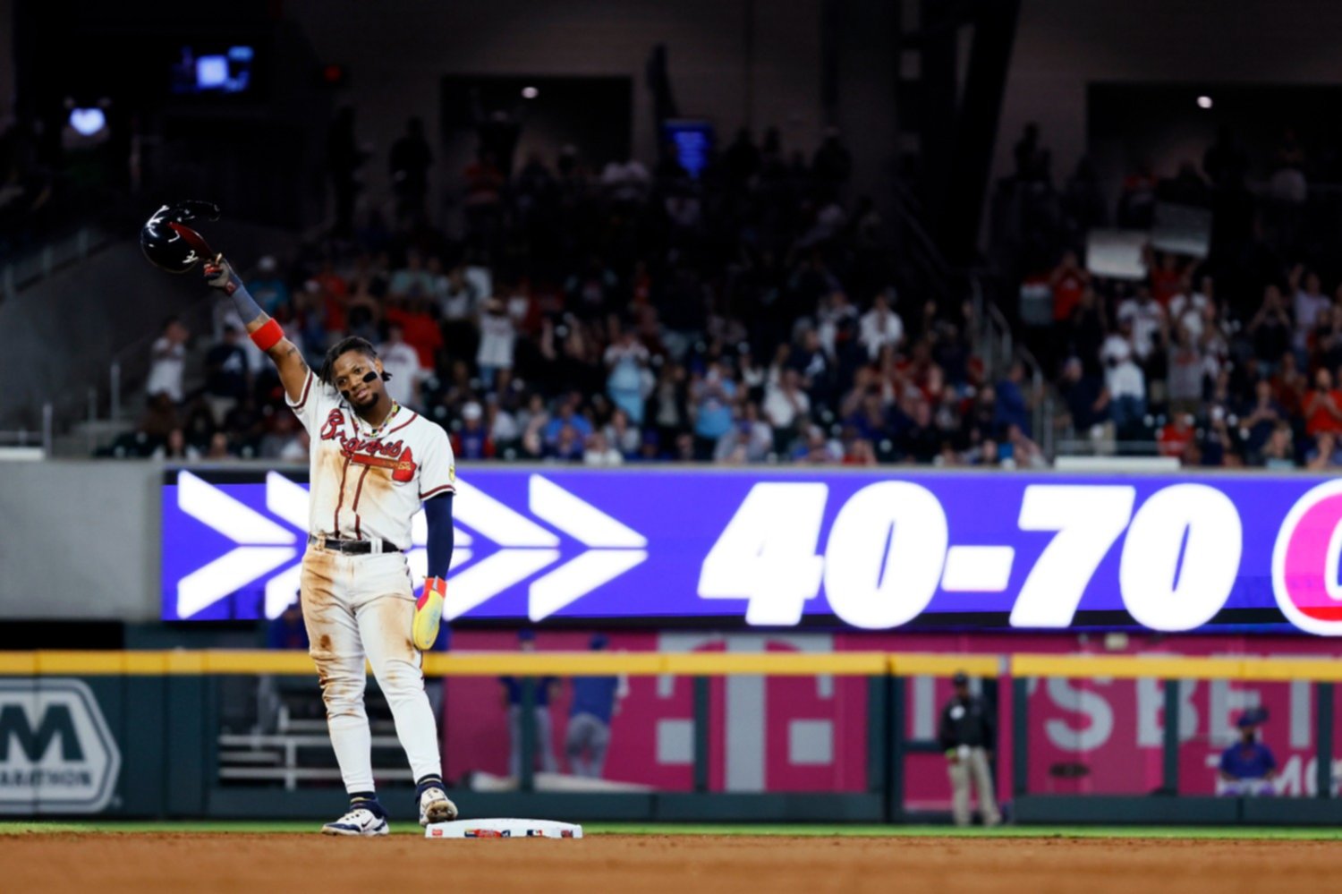 Cachorros blanquean 6-0 a Rockies con jonrones de Suzuki y Young