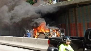 Reportan autobús incendiándose en la avenida Libertador de Caracas (+Video)