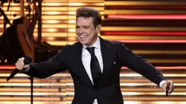 Video | Luis Miguel se pone nervioso y esconde el anillo que confirmaría su matrimonio con Paloma Cuevas