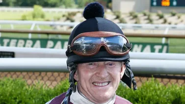 Jockey de 70 años duplica victorias en este hipódromo de Estados Unidos 