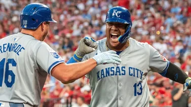 MLB: Salvador Pérez engaña a Andrés Giménez con este insólito deslizamiento (+video)
