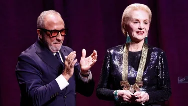Carolina Herrera a los 85 años recibe importante galardón de manos de Emilio Estefan (+Detalles)