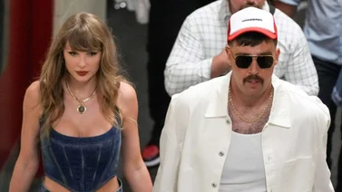 Taylor Swift y Travis Kelce fortalecen su relación con un beso en la final del US Open 