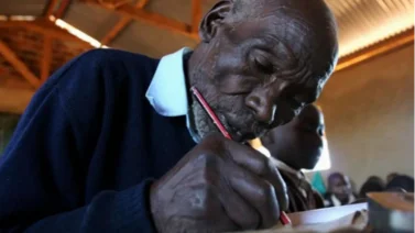 Conozca la interesante historia de un hombre que inició la escuela primaria a sus 84 años