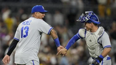 MLB: Salvador Pérez y Freddy Fermín se combinan para doble matanza de lujo (+Video)