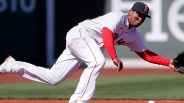 MLB: ¡Joyita a la defensiva! Así fue la atrapada del dominicano Rafael Devers ante Yankees