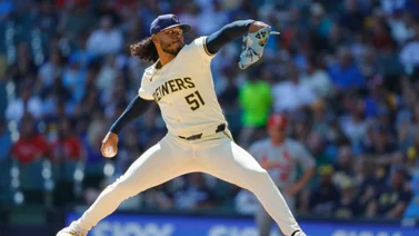 MLB: Freddy Peralta busca mantener dominio contra ofensiva de Arizona