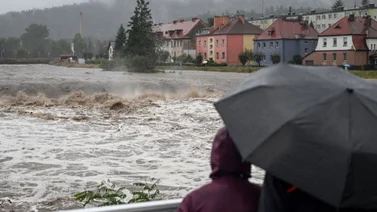Evacúan ciudades en Polonia a causa del peor temporal en décadas