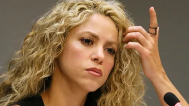Shakira reacciona indignada al darse cuenta que grababan bajo su vestido 