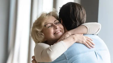 madre e hijo reencuentro