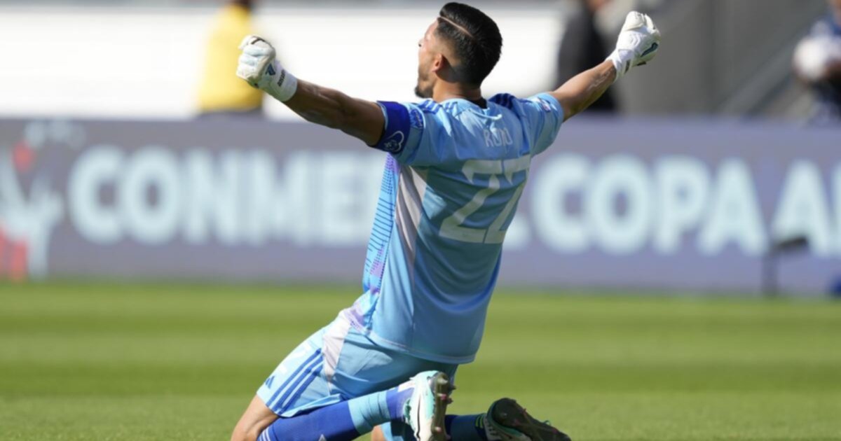 Rafael Romo dresses up as hero in penalty shootout, sends team into semi-finals (+Video)