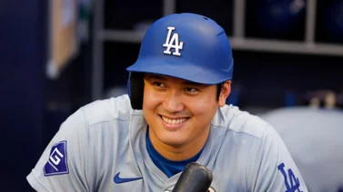 MLB: Vea cómo estos aficionados se pelean para atrapar la pelota del 50-50 de Shohei Ohtani (+video)