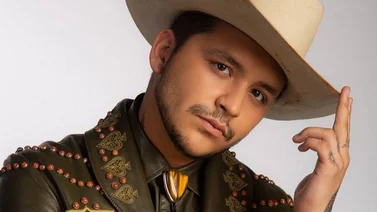 Christian Nodal presume de sus atributos en un famoso trend