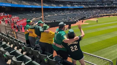 MLB: Fanáticos de Oakland se despiden de su estadio de la forma más insólita (+video)
