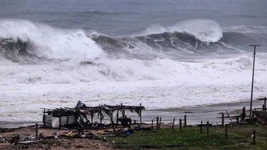 Huracán Jhon llega a las costas del Pacífico mexicano con fuertes vientos y lluvias torrenciales