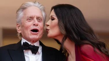 Catherine Zeta-Jones comparte provocativa foto por el cumpleaños de Michael Douglas 