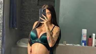 Karely Ruiz presenta a la madre de su hija 