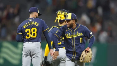 MLB: Jackson Chourio salvó a Milwaukee con una espectacular atrapada en los jardines (+Video)